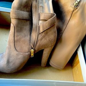 Beige ankle boots, worn a few times. It great condition, size 6.5